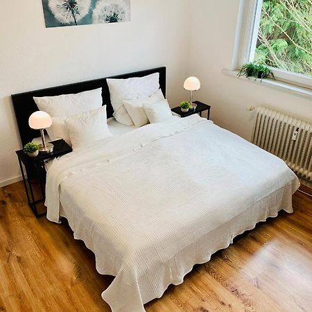 Direkte Uninaehe: Ferienwohnung Mit Grossem Doppelbett, Kuechenzeile Und Neu Renoviertem Badezimmer Homburg  Bagian luar foto
