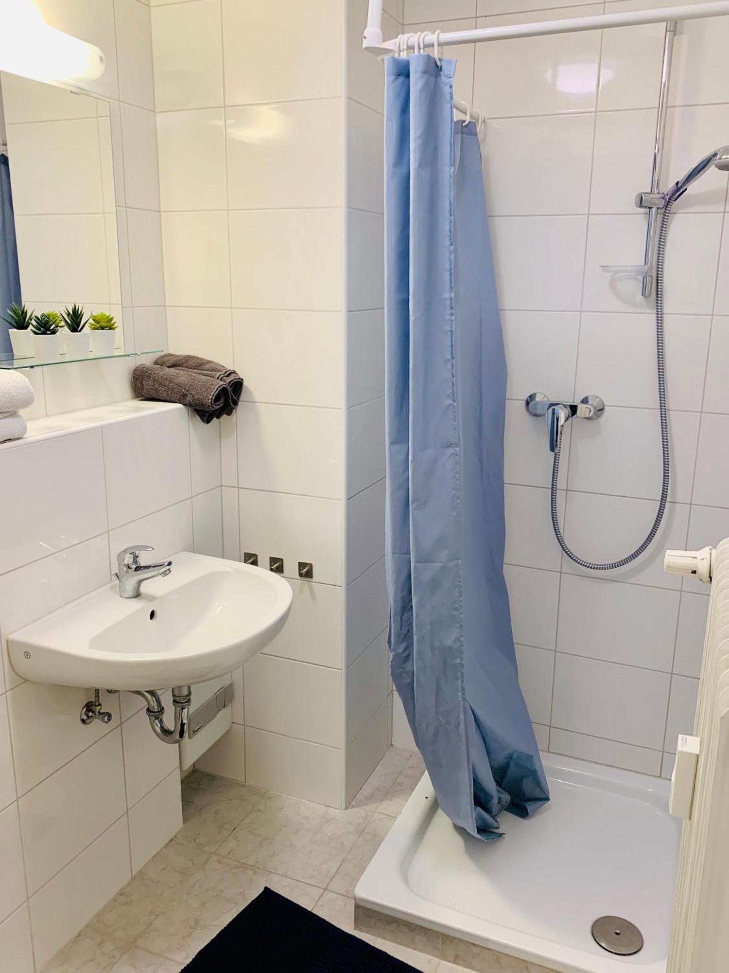 Direkte Uninaehe: Ferienwohnung Mit Grossem Doppelbett, Kuechenzeile Und Neu Renoviertem Badezimmer Homburg  Bagian luar foto