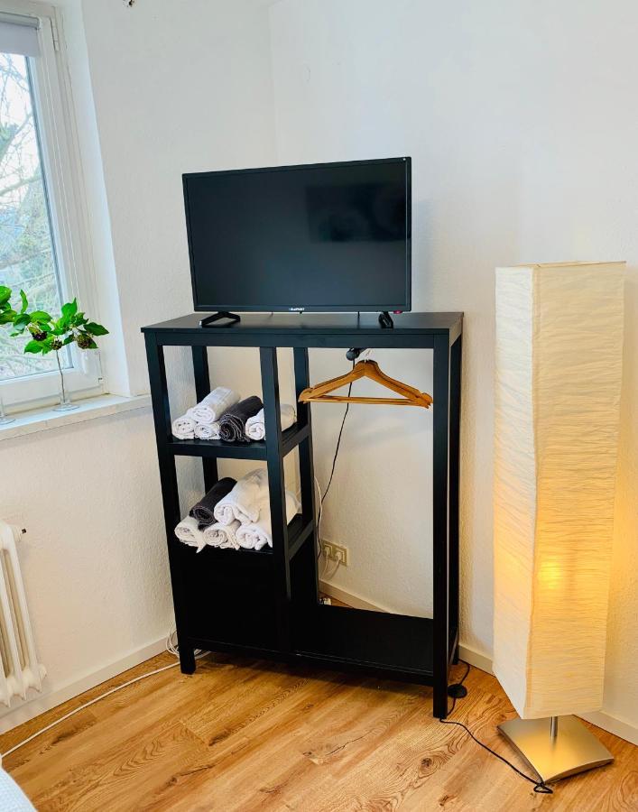 Direkte Uninaehe: Ferienwohnung Mit Grossem Doppelbett, Kuechenzeile Und Neu Renoviertem Badezimmer Homburg  Bagian luar foto