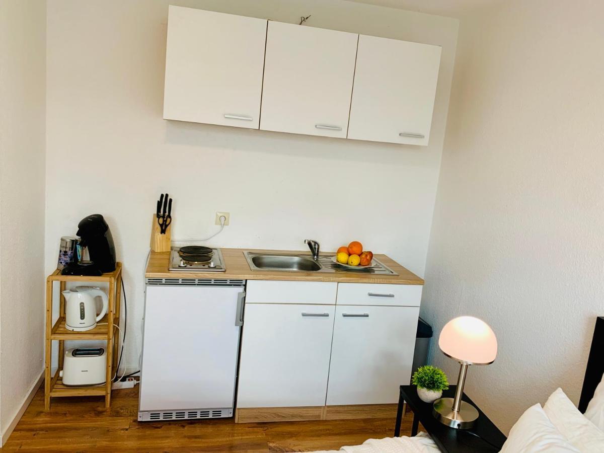 Direkte Uninaehe: Ferienwohnung Mit Grossem Doppelbett, Kuechenzeile Und Neu Renoviertem Badezimmer Homburg  Bagian luar foto