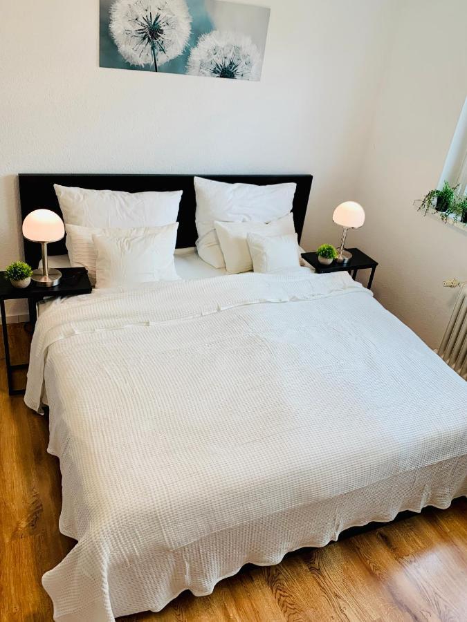 Direkte Uninaehe: Ferienwohnung Mit Grossem Doppelbett, Kuechenzeile Und Neu Renoviertem Badezimmer Homburg  Bagian luar foto