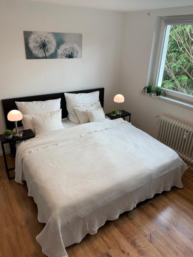 Direkte Uninaehe: Ferienwohnung Mit Grossem Doppelbett, Kuechenzeile Und Neu Renoviertem Badezimmer Homburg  Bagian luar foto