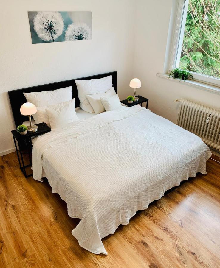 Direkte Uninaehe: Ferienwohnung Mit Grossem Doppelbett, Kuechenzeile Und Neu Renoviertem Badezimmer Homburg  Bagian luar foto