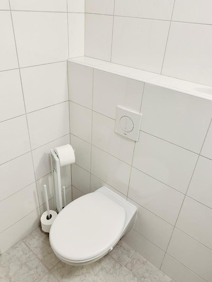 Direkte Uninaehe: Ferienwohnung Mit Grossem Doppelbett, Kuechenzeile Und Neu Renoviertem Badezimmer Homburg  Bagian luar foto