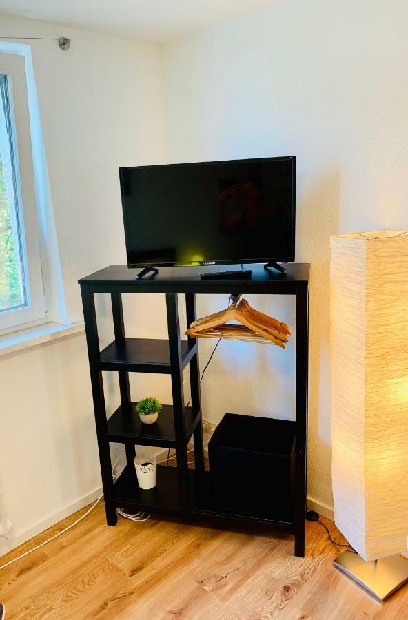 Direkte Uninaehe: Ferienwohnung Mit Grossem Doppelbett, Kuechenzeile Und Neu Renoviertem Badezimmer Homburg  Bagian luar foto